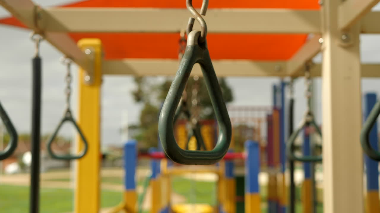 пустая игровая площадка начальной школы во время коронавируса, замедленная съемка