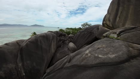 FPV-Drohne-Fliegt-Am-Strand-Von-Anse-Source-D&#39;Argent-Auf-Den-Seychellen-Auf-Der-Insel-Mahe,-Video-Von-Unglaublichen-Bäumen,-Den-Felsen-Der-Seychellen,-Dem-Meer-Und-Den-Umliegenden-Landschaften-Der-Seychellen