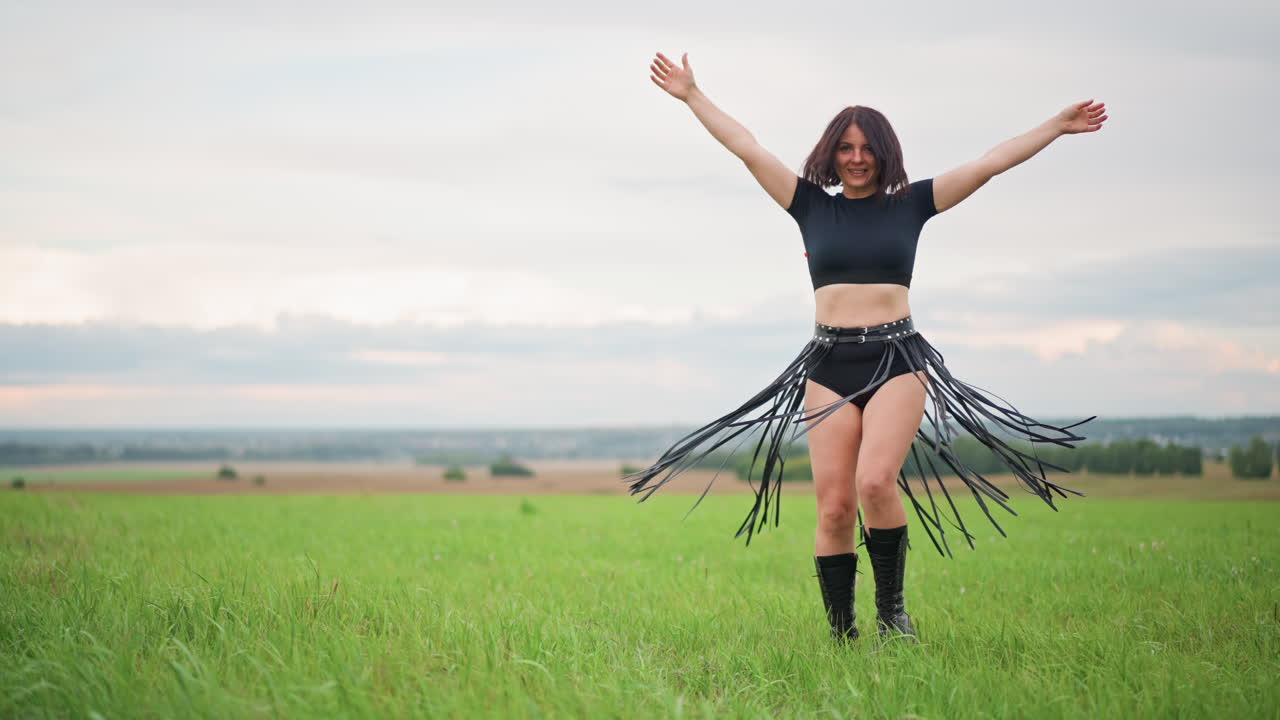 Mujer solitaria girando en un campo al aire libre, mujer independiente moviéndose apasionadamente en un extenso paisaje natural, mujer solitaria bailando alegremente rodeada de un campo extenso