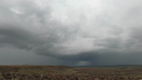 Reunión-De-Enormes-Nubes-De-Tormenta-En-El-Cielo-Sobre-El-Paisaje-Rocoso-De-Pastizales-Secos-Durante-El-Comienzo-De-La-Temporada-De-Monzones-En-India