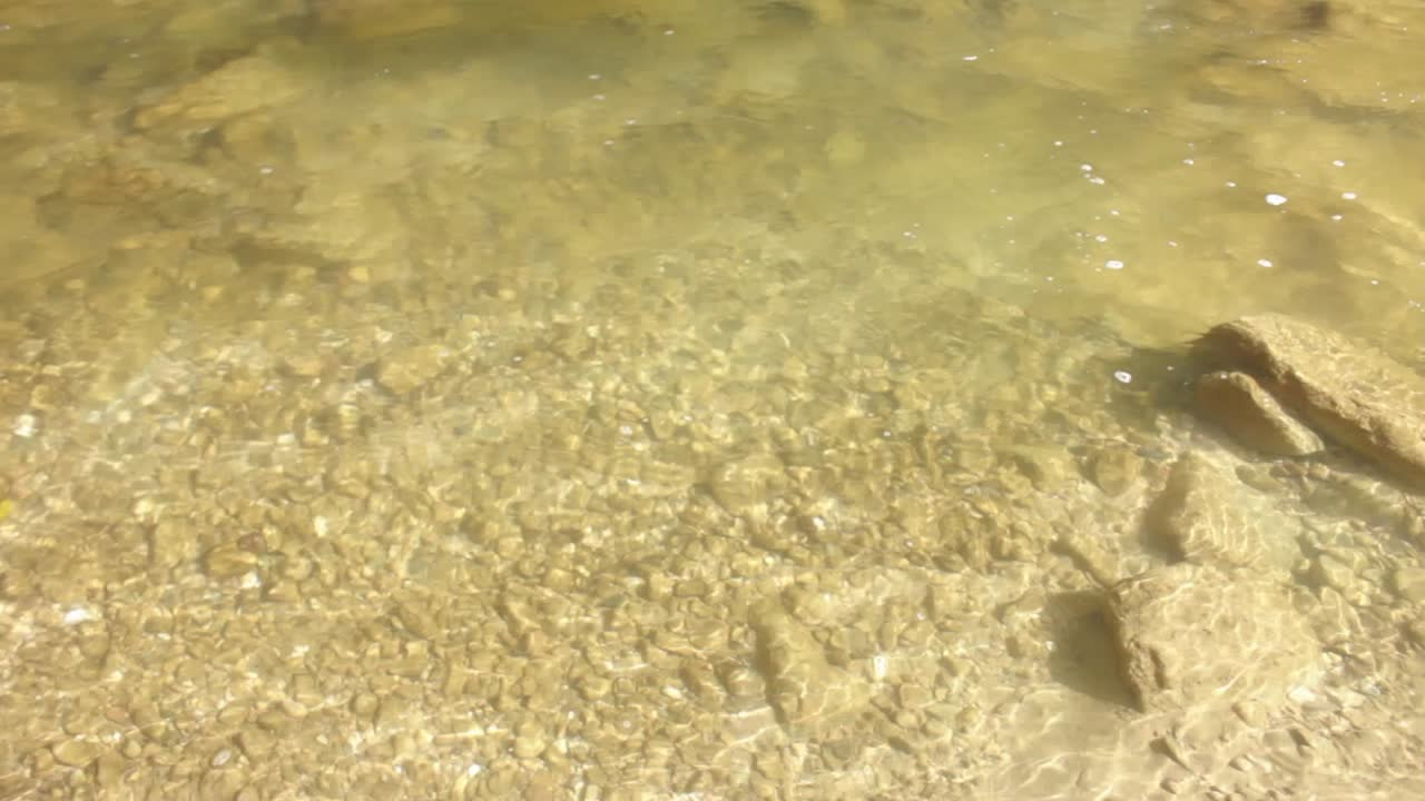 río de montaña de flujo lento