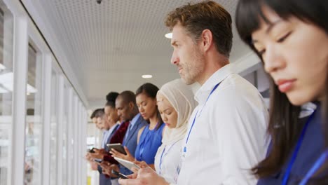 Teilnehmer-Einer-Geschäftskonferenz-Nutzen-Tablets-Und-Telefone