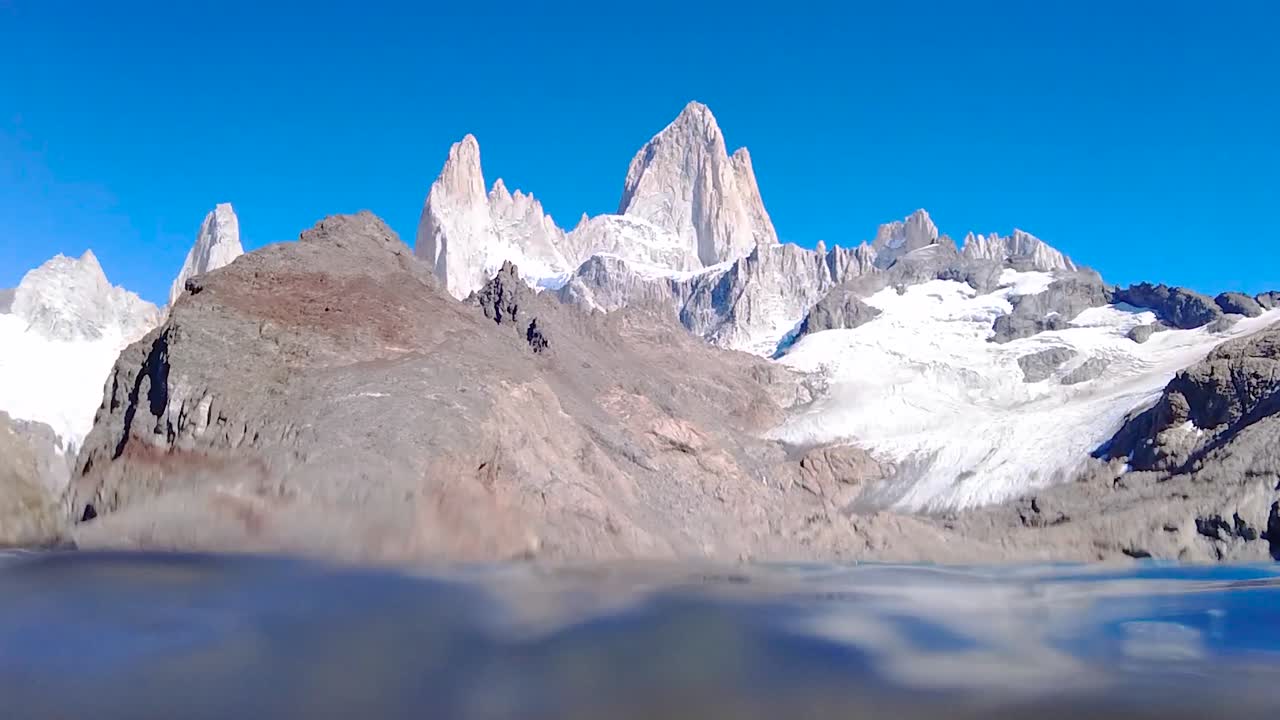 il monte fitz roy che appare dalle acque ghiacciate della laguna de los tres circondato da ghiacciai nel campo di ghiaccio della patagonia meridionale