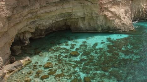 rocas en el fondo de aguas azules claras y poco profundas del mar mediterráneo