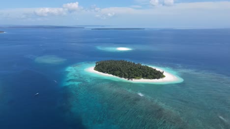 Drone-Video-Unhabitat-Isla-Tropical-Mentawais-Sumatra-Indonesia-4k-Volar-Alrededor