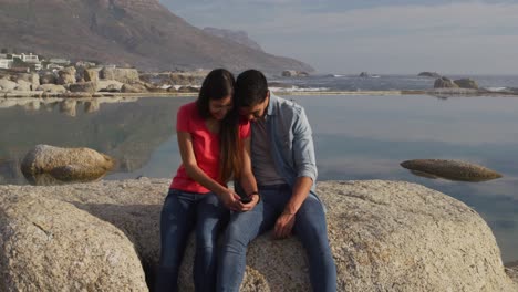 una joven pareja mirando el teléfono