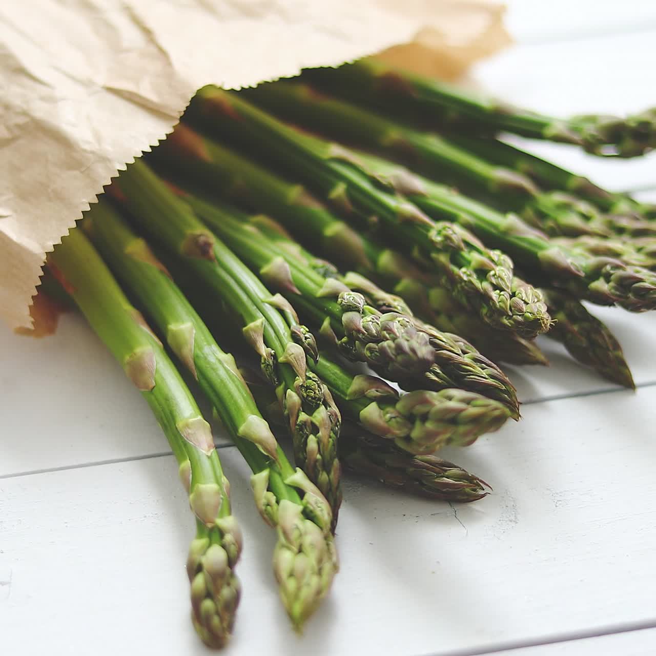 갈색 종이 가방에 신선한 녹색 아스파라거스 채식주의자를 위한 건강한 식습관 개념 음식