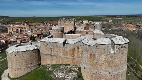 Approaching-aerial-drone-view-to-Berlanga-de-Duero-Castle,-Soria,-Spain