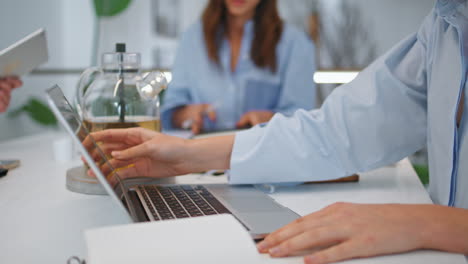 manos de freelance usando el portátil de primer plano. gerente corporativo trabaja en línea en la oficina