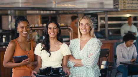 retrato de un equipo de personal femenino trabajando en un restaurante o cafetería