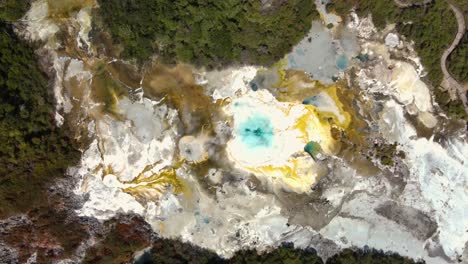 formación mineral de sílice a partir de la actividad térmica en el área geotérmica de orakei korako en rotorua, nueva zelanda - de arriba hacia abajo