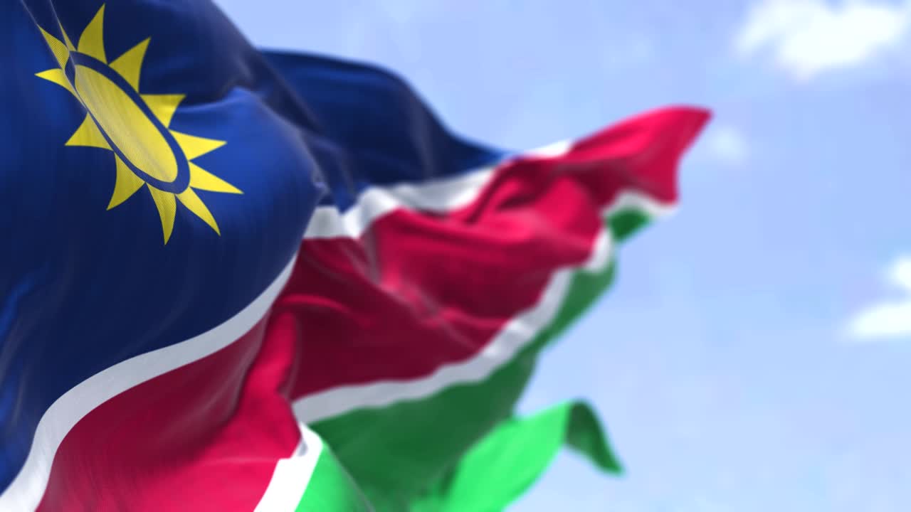 나미비아의 국기가 은 날 바람에 흔들리는 세부 사항.