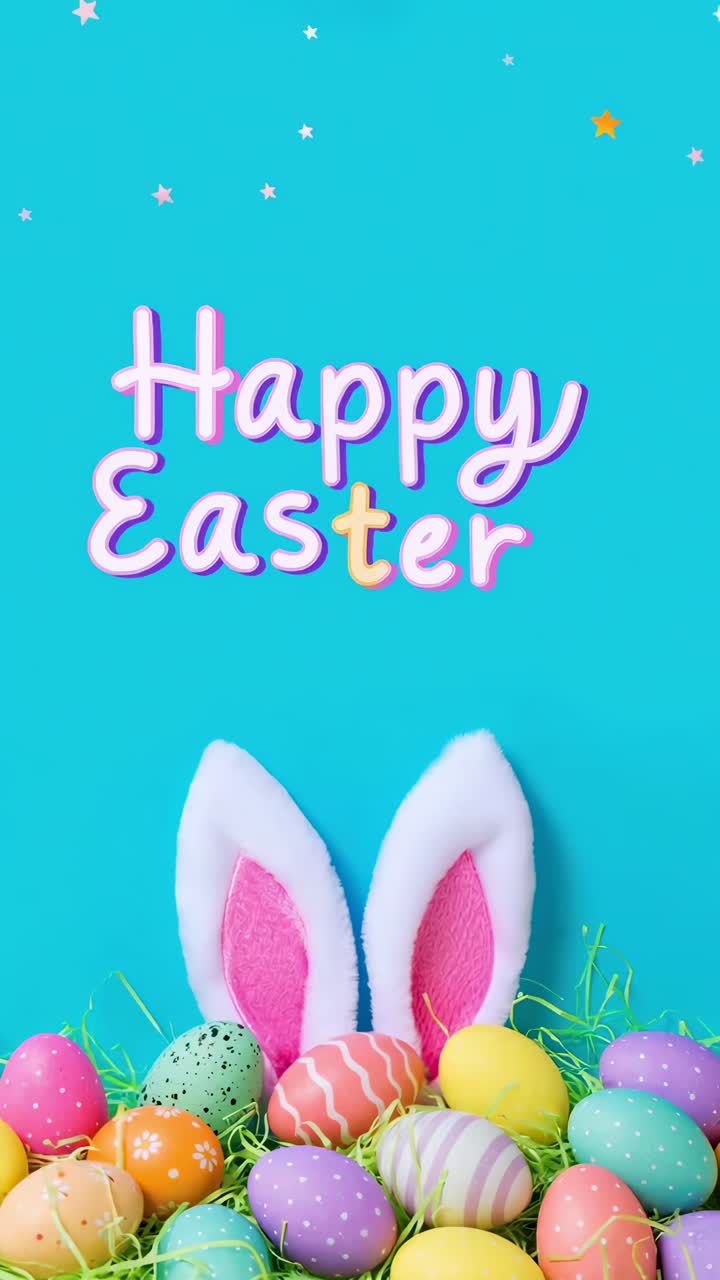 Uova di Pasqua colorate e orecchie da coniglio sull'erba, ripresa dall'alto. Perfetto per un video festivo. Live