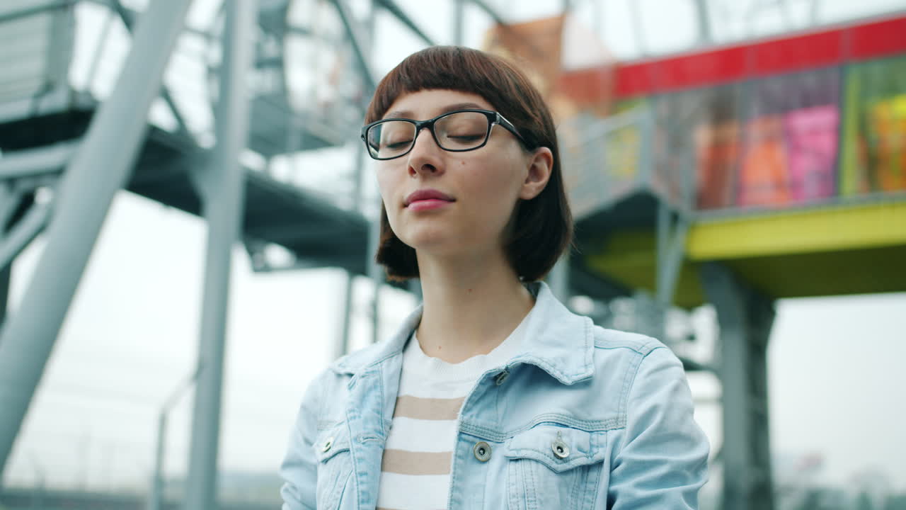 mujer joven en un entorno urbano
