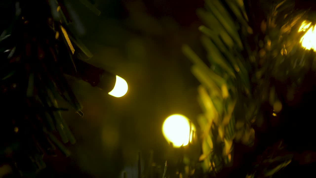 luces navideñas en tonos cálidos, encendiéndose y apagándose