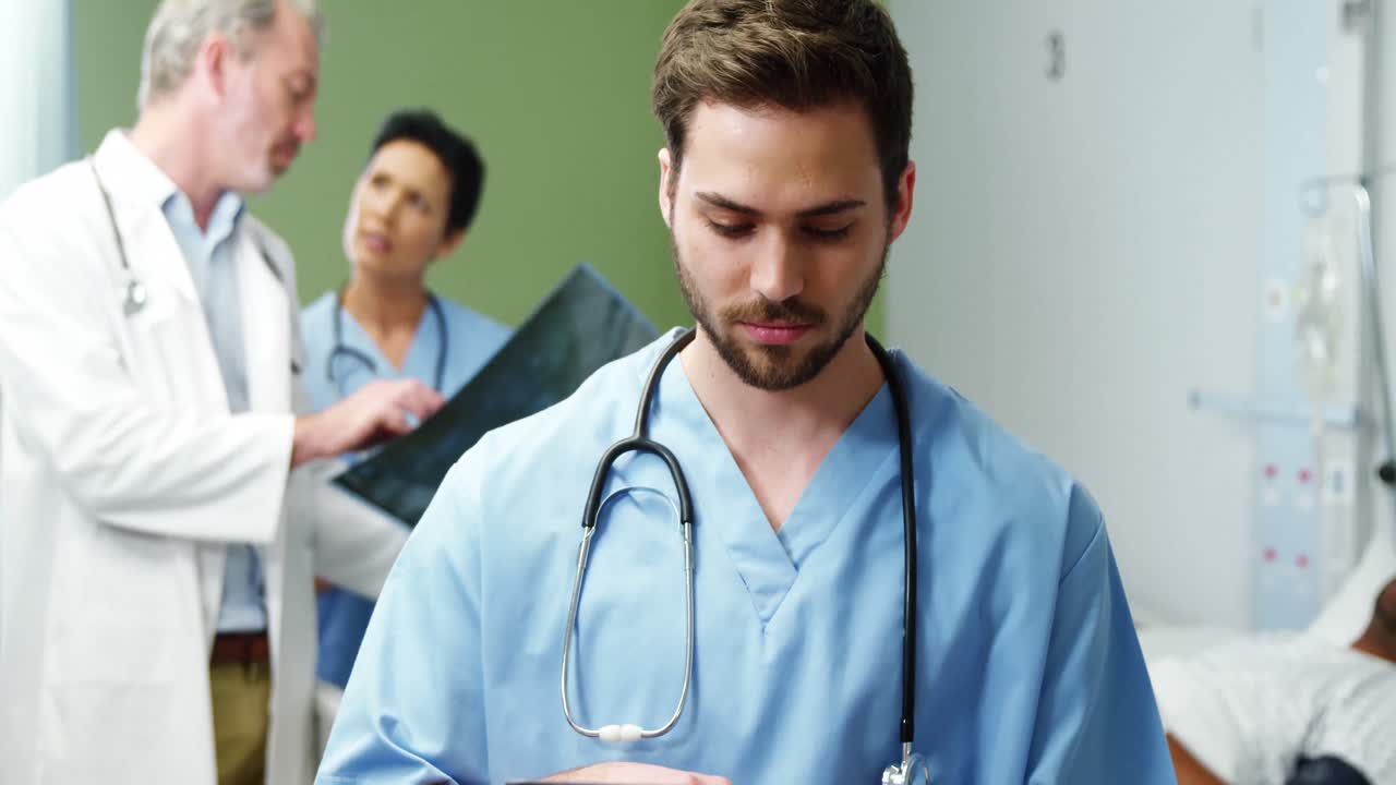 Medico che utilizza un tablet in ospedale.