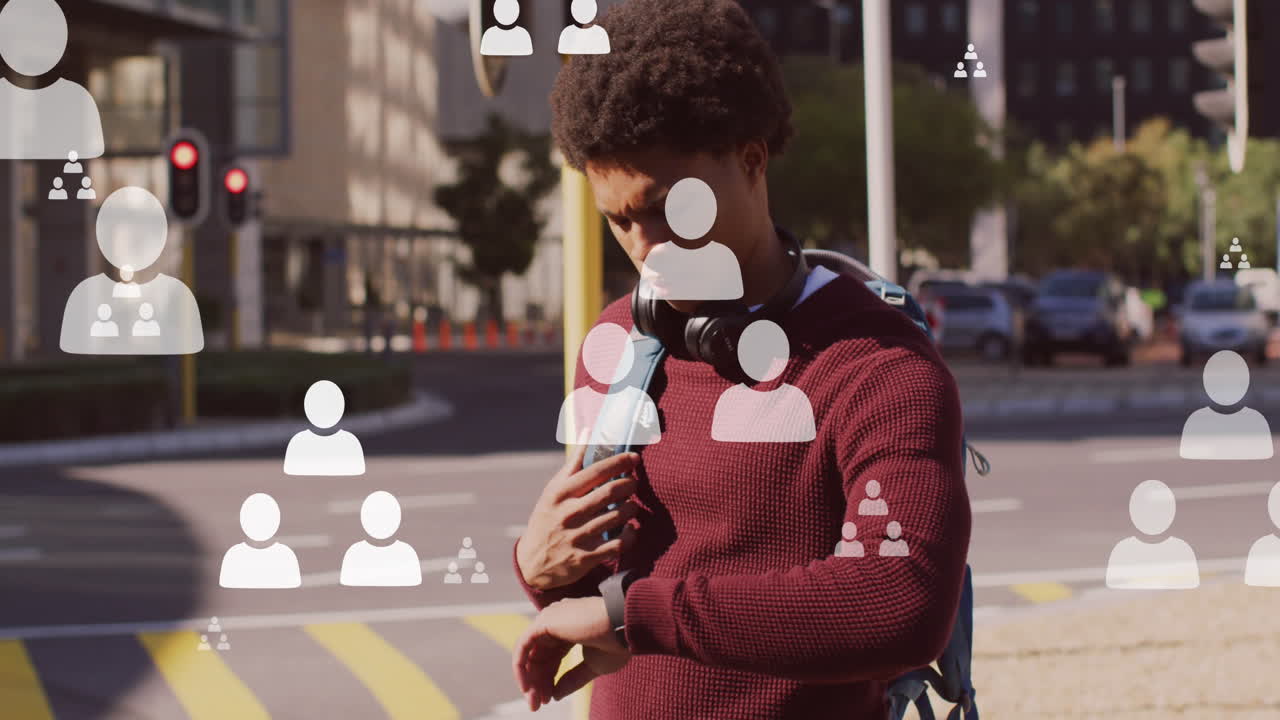 animación de personas iconos y procesamiento de datos sobre hombre afroamericano usando reloj inteligente