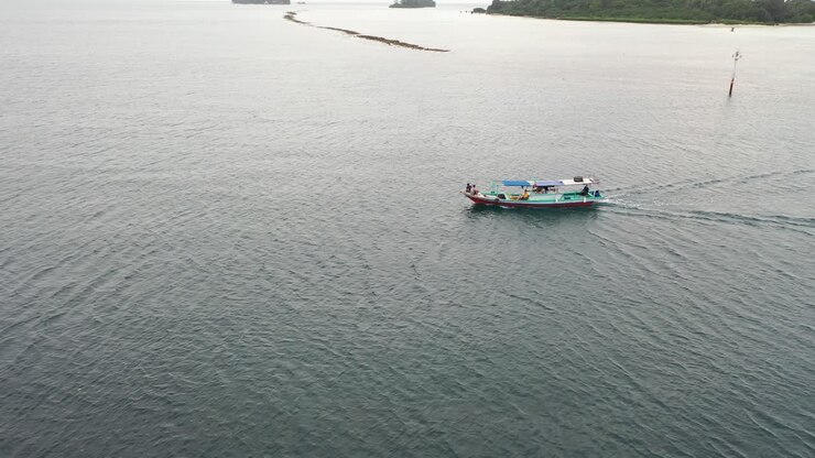 barco de pesca en el mar cerca de las islas