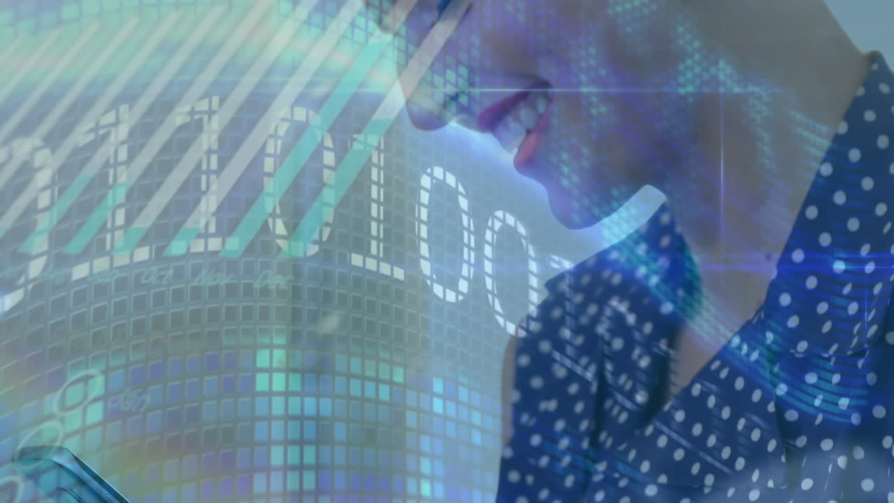 animación del procesamiento de datos sobre una mujer de negocios caucásica que usa un teléfono inteligente