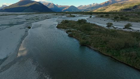 Los-Ríos-Glaciares-De-La-Llanura-Aluvial-Serpentean-A-Través-De-Impresionantes-Valles-Y-Montañas-De-Glenorchy.