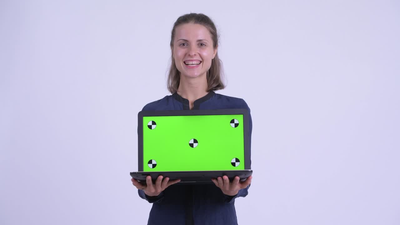 feliz joven hermosa mujer de negocios con computadora portátil