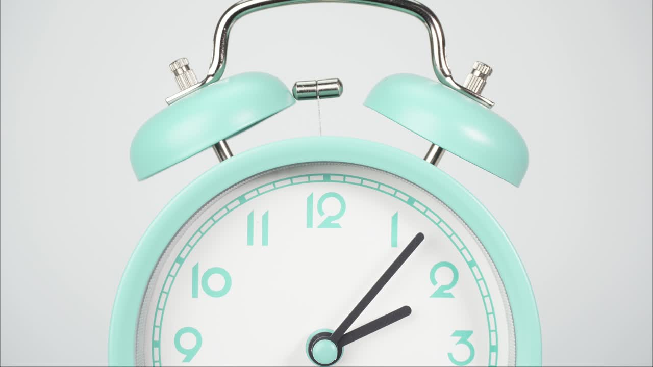 파란 알람 시계는 시간을 알려줍니다.