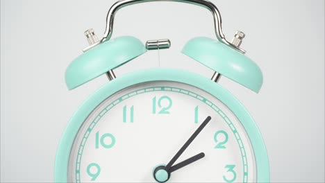 el reloj azul de la alarma dice la hora.