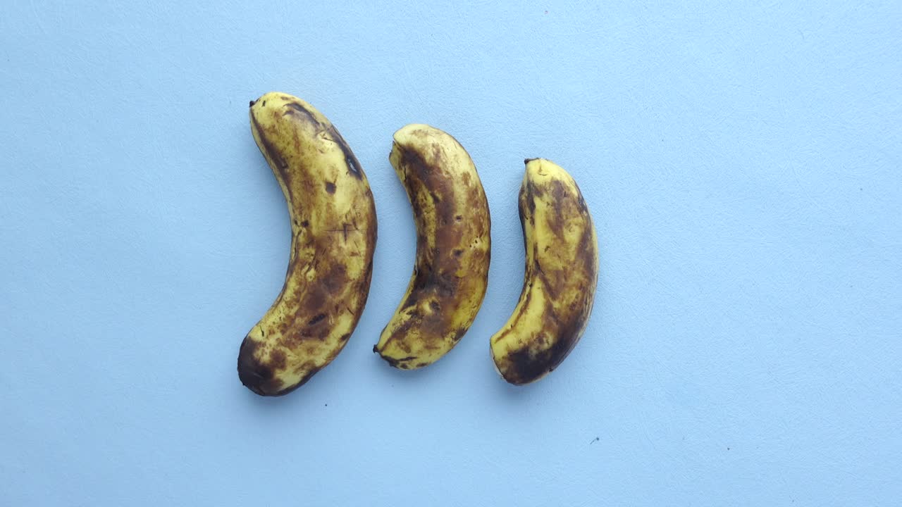 세 개의 과도하게 익은 바나나