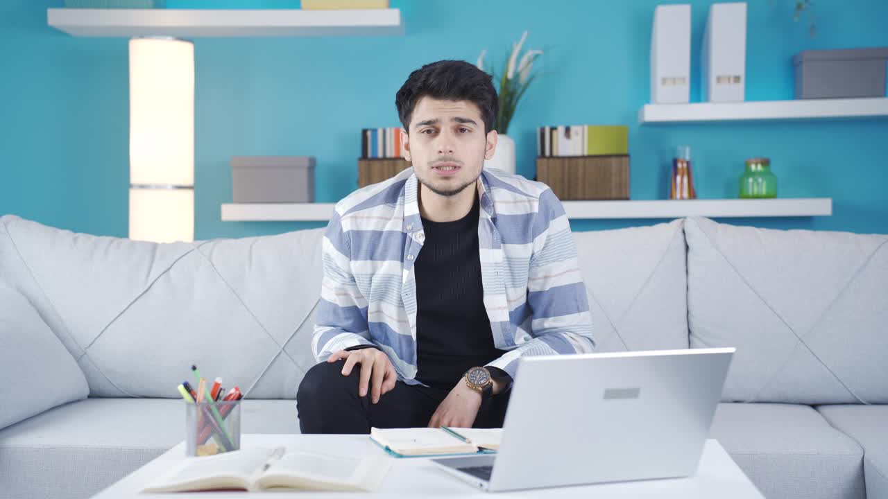 el joven que recibe las malas noticias está frustrado y sorprendido.