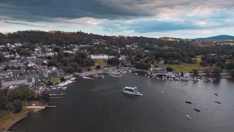 imágenes aéreas de bowness-on-windermere, una ciudad turística en expansión a orillas del lago windermere, cumbria