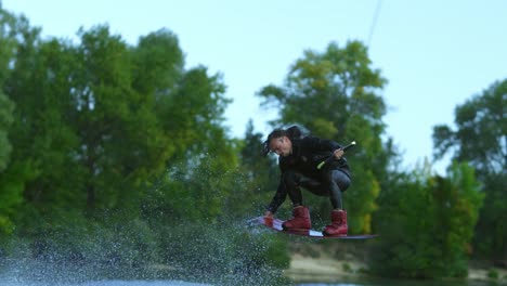 hombre montando en esquí acuático. jinete cayendo en el agua. deportista fallando
