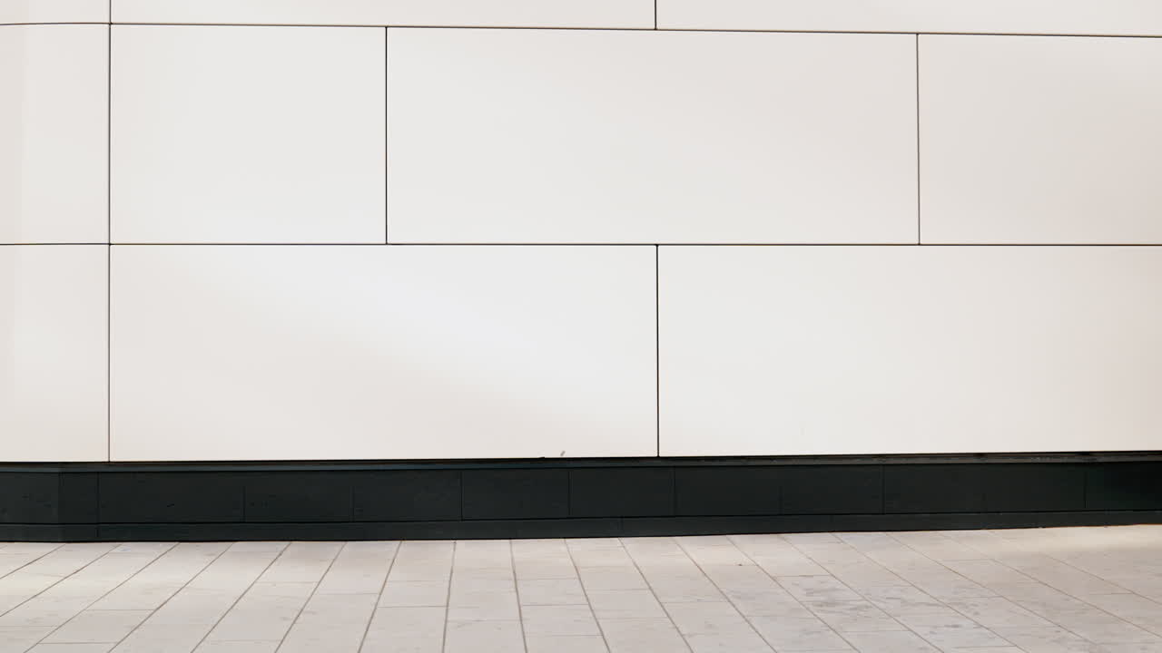 스쿠터 를 타고 있는 사람 과 함께 현대적 인 건물 외관