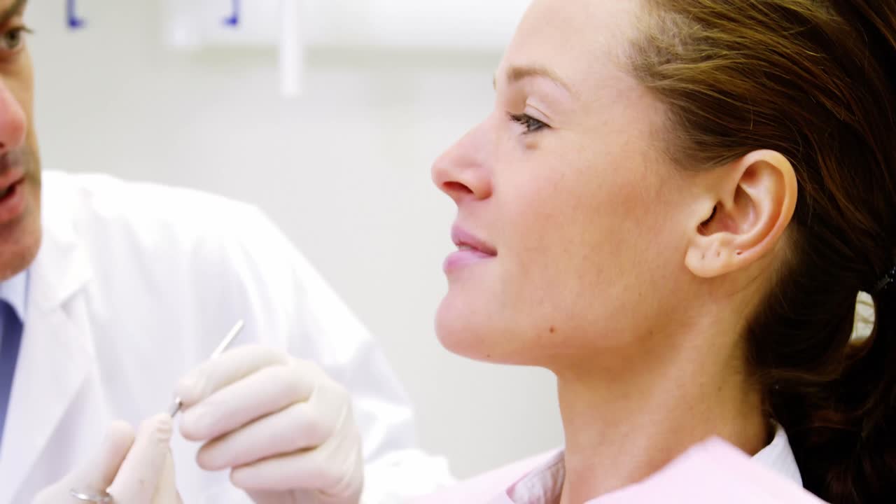 dentista examinando a un paciente