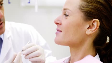 dentista examinando a un paciente
