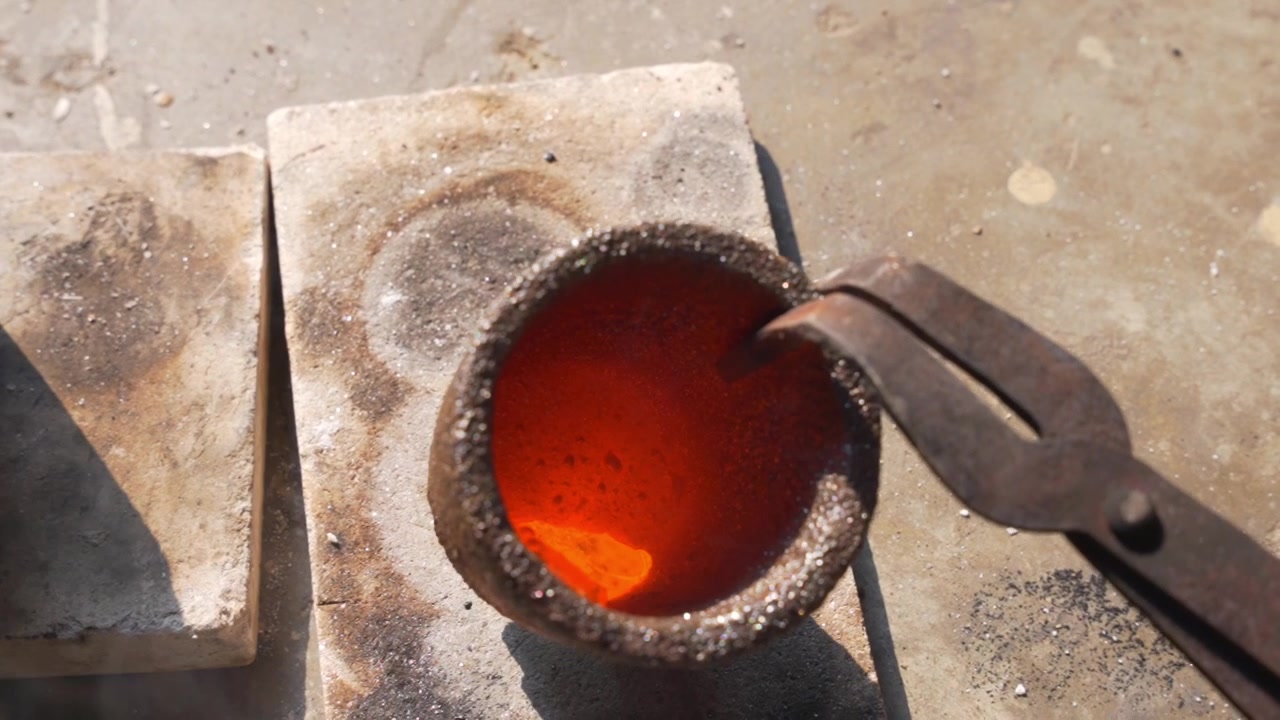 Gros plan sur de l'or en fusion dans un creuset lors du processus d'affinage et de moulage dans une fonderie industrielle, illustrant les concepts de production de métaux précieux, de richesse, d'investissement et de métallurgie.