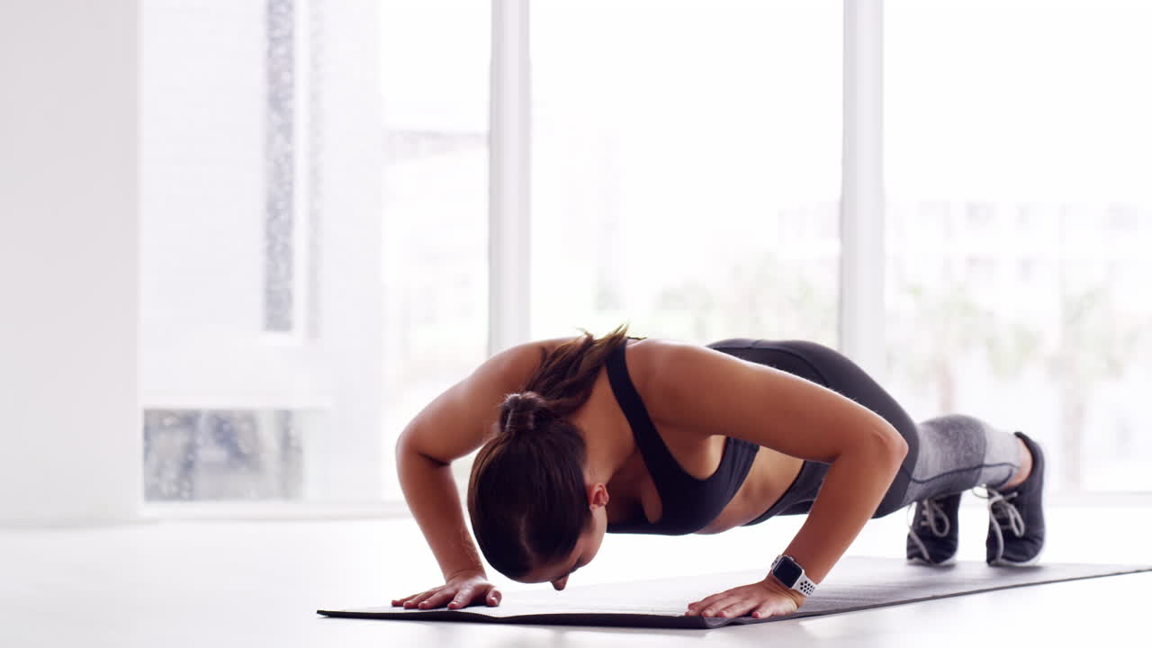 una mujer joven deportiva haciendo flexiones