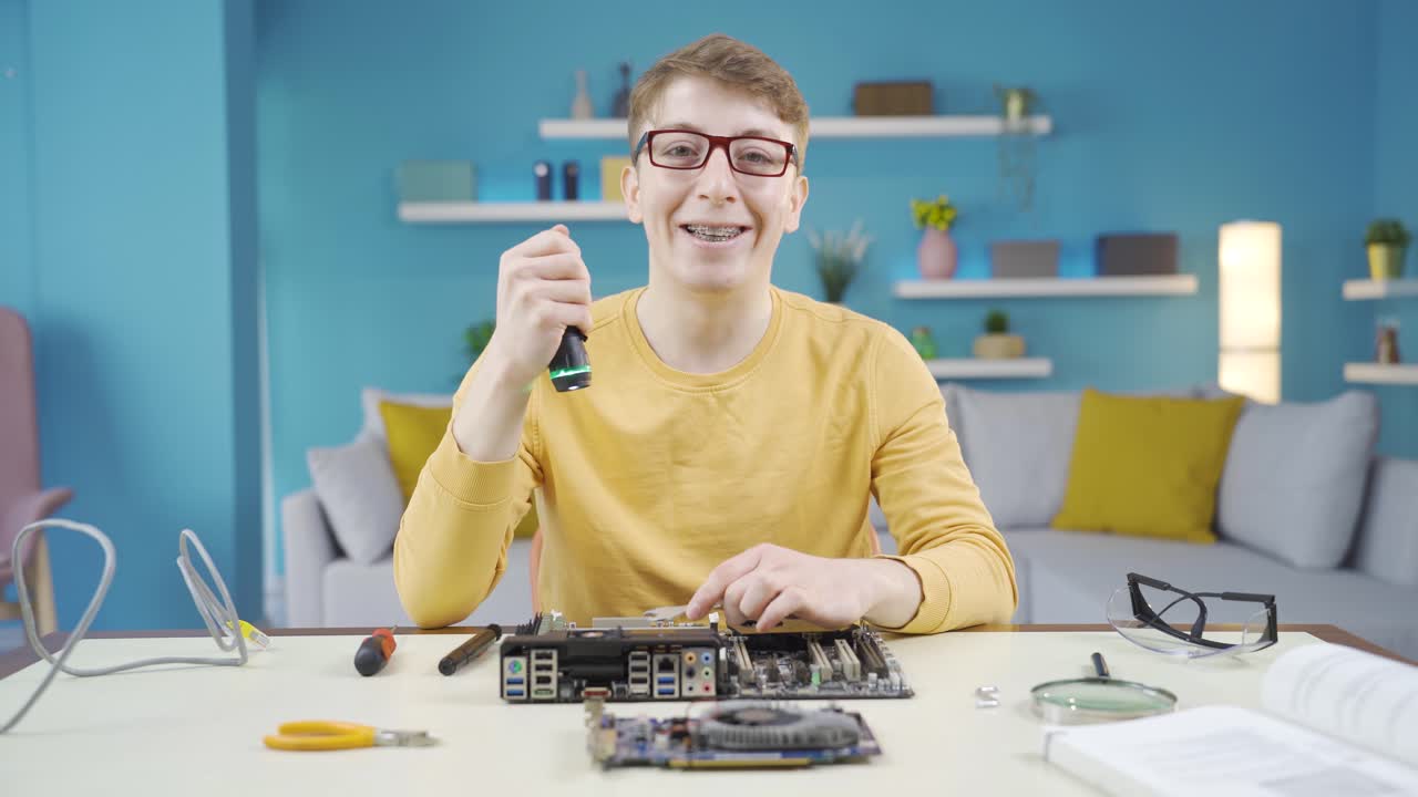 un joven experto en tecnología sonriendo a la cámara.