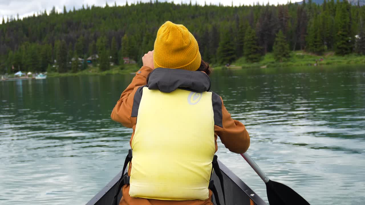 Canottaggio su un lago sereno circondato da una foresta lussureggiante