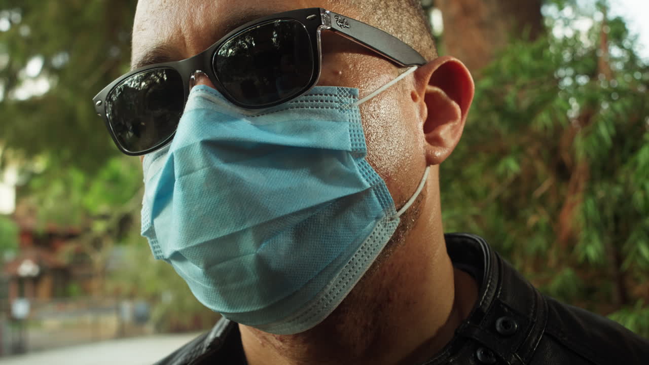 화창한 날 밖에 서 있는 남자