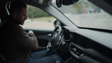 hombre en un coche
