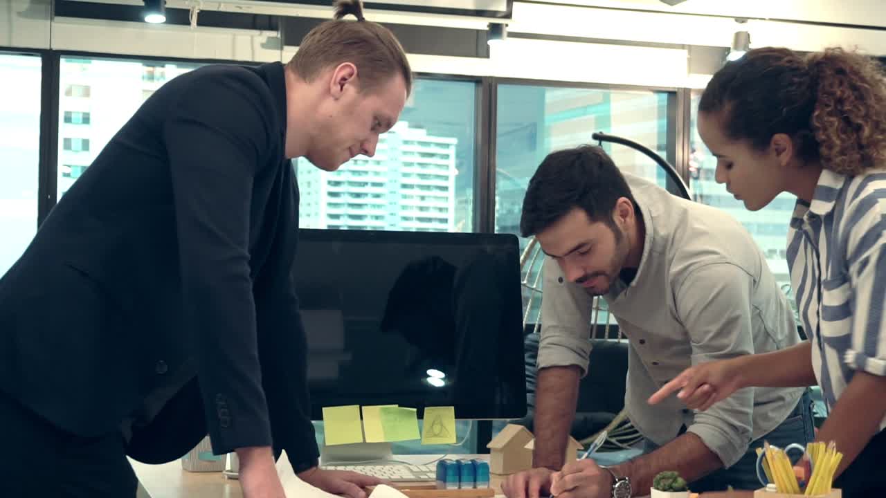 grupo de empresarios creativos teniendo una conversación en el escritorio de la oficina en el lugar de trabajo.