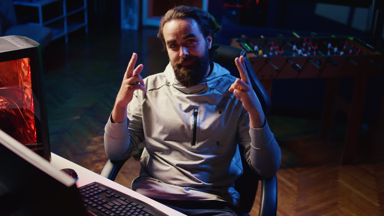 라이브 스트리밍 중에 관객과 대화하는 남자, 재미있는 비디오 게임을 시작할 준비가되어 있습니다.