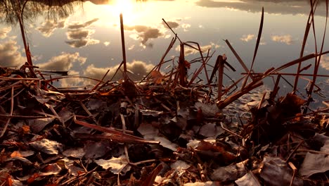 Reflexion-Von-Sonnenuntergang-Und-Wolken-über-Der-Seeoberfläche