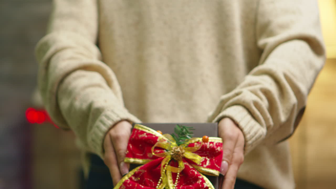 크리스마스 선물을 보여주는 여성의 클로즈업