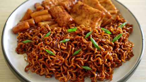 jajangmyeon o jjajangmyeon con odeng y omuk - fideos instantáneos coreanos con pastel de pescado coreano en salsa de frijoles negros - estilo de comida coreana