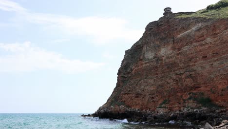 Faro-En-Los-Escarpados-Acantilados-De-Arenisca-En-La-Costa-Del-Mar-Negro-En-La-Bahía-De-Bolata-En-Bulgaria