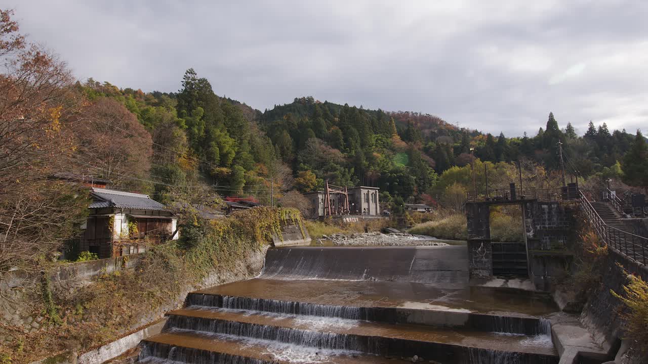 Intagsdamm för vattenkraft under höstens lågvatten i Tsumago, Japan