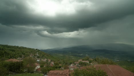 Lapso-De-Tiempo-De-Una-Tormenta-Sobre-Un-Pequeño-Pueblo-En-La-Montaña-Kissavos-Grecia,-Estado-De-ánimo-Cinematográfico-Dramático