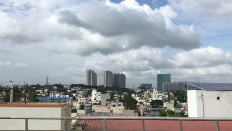 el horizonte de la ciudad de bangalore, india, mientras viajaba en tren