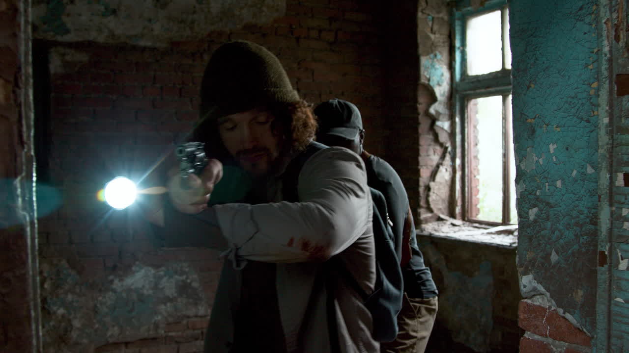 버려진 건물에 들어가는 남자들